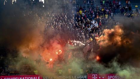 Nations League: UEFA bestraft Rumänien mit Geisterspiel, Rumänische Fans zünden ein Feuerwerk im Spiel gegen Serbien