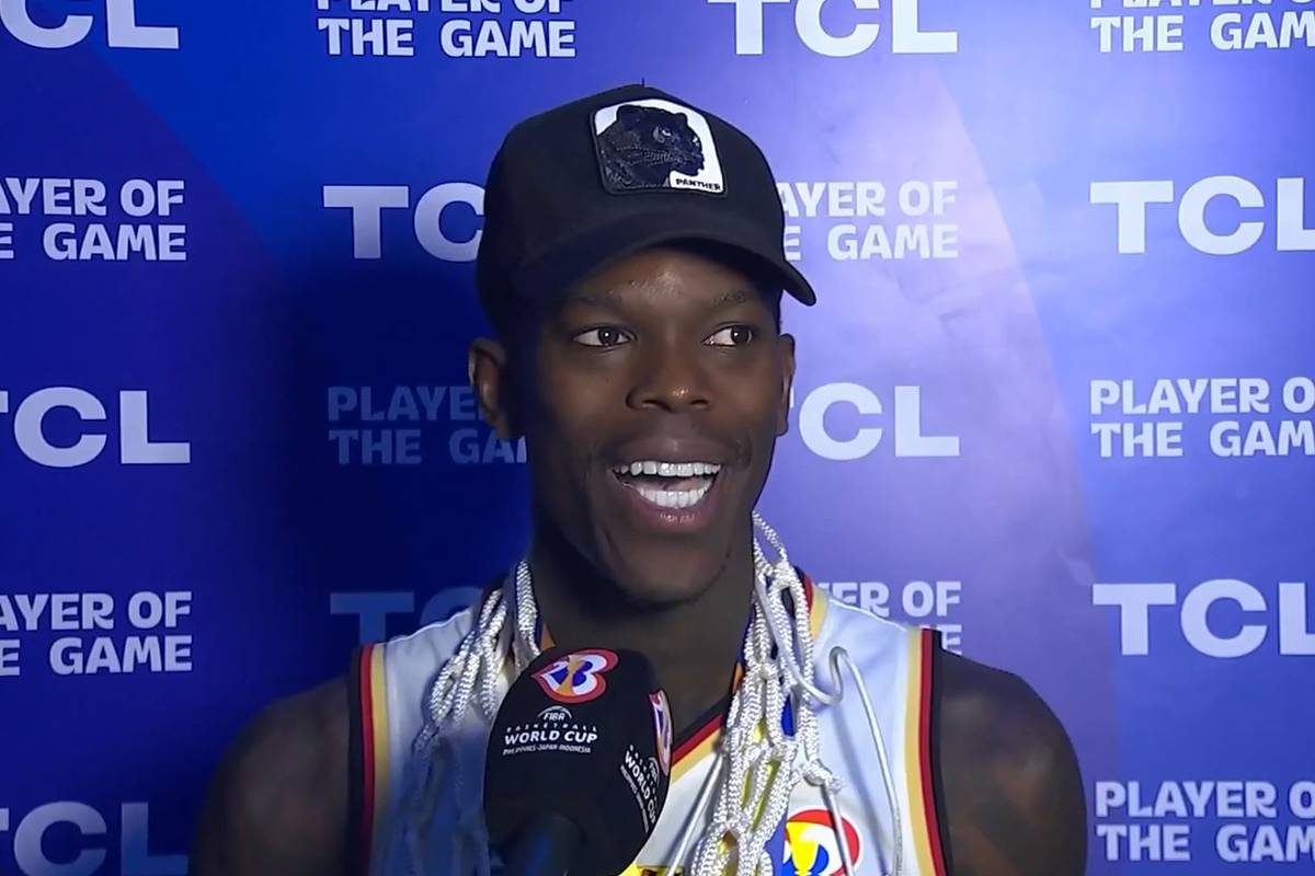 Dennis Schröder will seinen Teamkollegen Daniel Theis zu Toronto locken. Im Interview nach dem historischen WM-Sieg lobt Schröder Theis in höchsten Tönen.