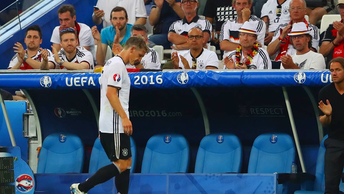 Pep Guardiola lässt die Identifikationsfigur des FC Bayern 2015 ziehen. Wohl auch im Wissen, dass der Körper des heute 31-Jährigen den Belastungen des Profidaseins zunehmend Tribut zollen muss. Zuletzt plagen Schweinsteiger immer wieder Innenbandprobleme, aber auch das Sprunggelenk, die Patellasehne und die Adduktoren sind immer wieder betroffen