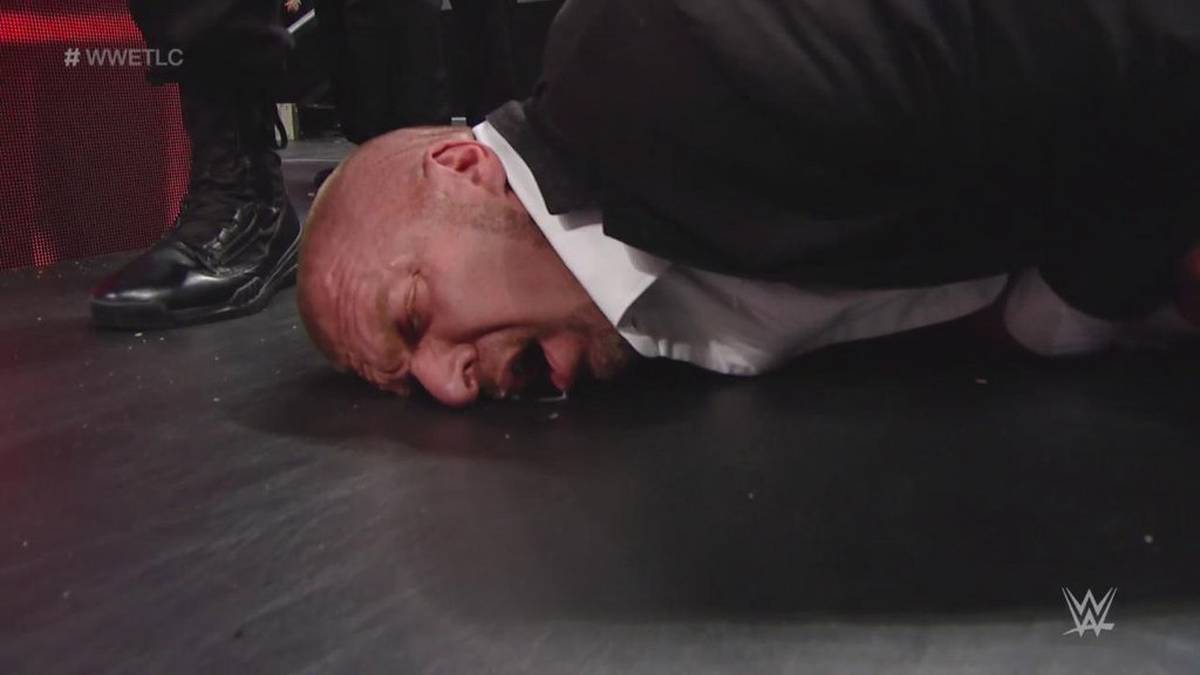 Büßen muss dafür nicht nur er, sondern auch WWE-Legende und -Vizechef Triple H: Der Herausforderer Roman Reigns lässt seinen Frust in einer Attacke auf den Boss aus