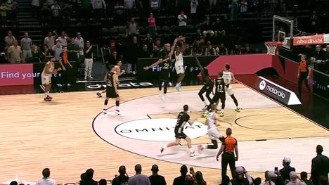 Die Horrorserie des FC Bayern Basketball hält an! Im EuroLeague-Spiel bei Dubai Basketball verzocken die Münchner erst einen satten Vorsprung - und in den Schlusssekunden auf wahnwitzige Weise dann auch endgültig den Sieg.