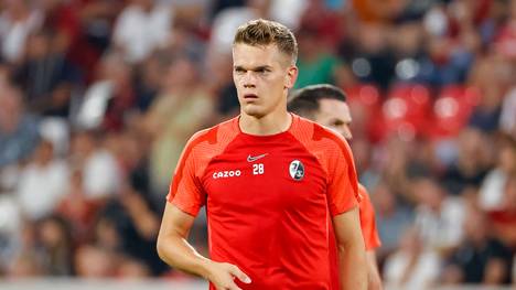 Abwehrspieler Matthias Ginter vom SC Freiburg ist mit dem Saisonstart sehr zufrieden. Warnt die Mannschaft aber trotzdem vor einer harten Saison. 