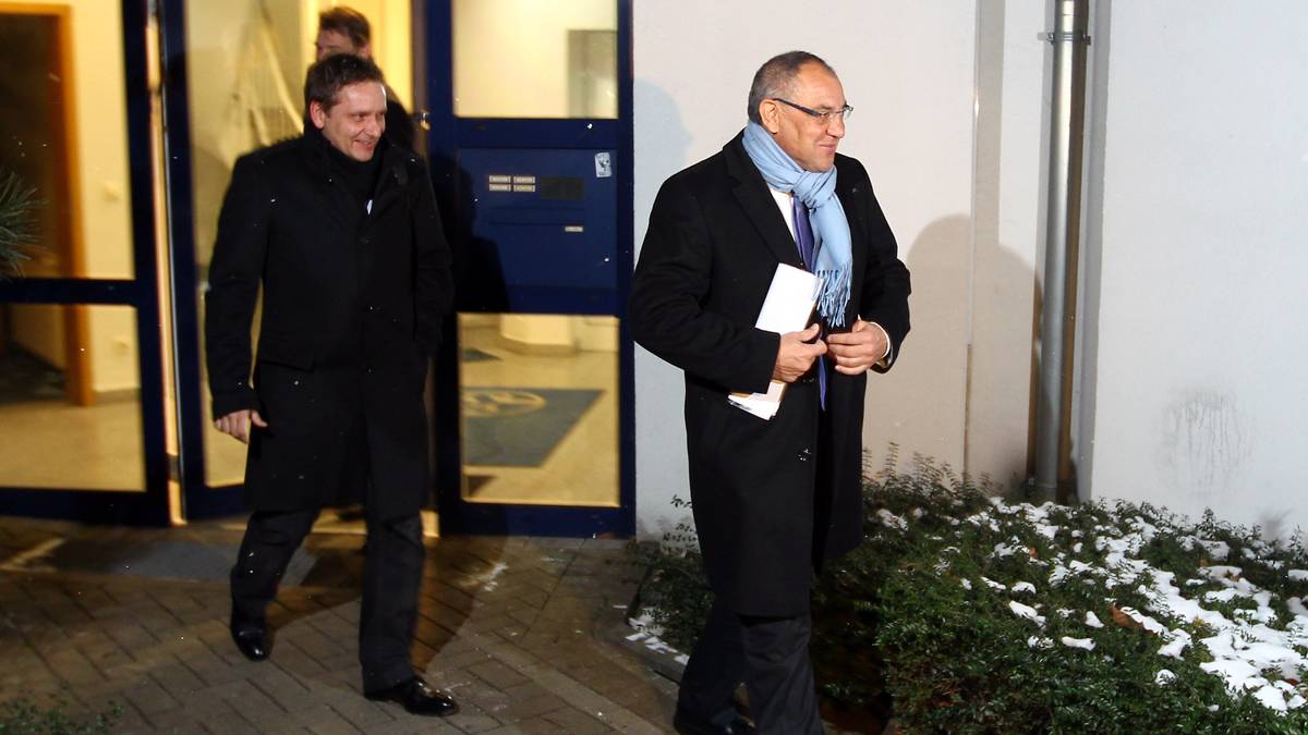 Heldt ist erst ein halbes Jahr im Amt, da wird Magath (r.) im Frühjahr 2011 aus dem Vorstand entlassen. Heldt übernimmt die Bereiche Sport und Kommunikation 