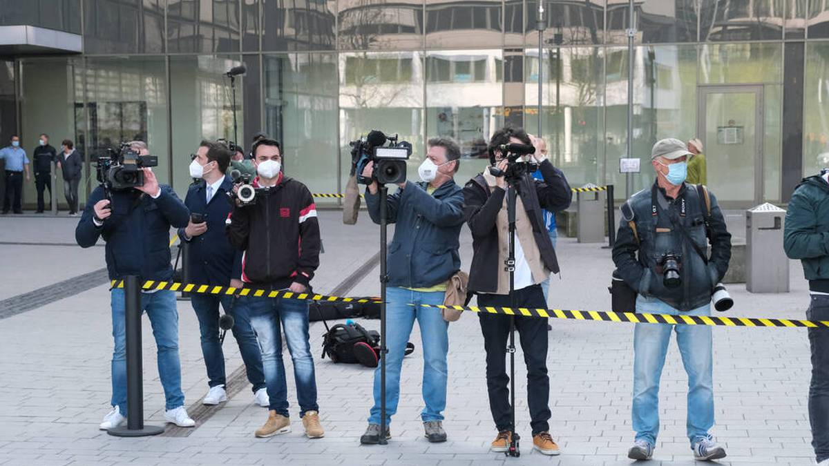 Medienvertreter vor dem Düsseldorfer Amtsgericht