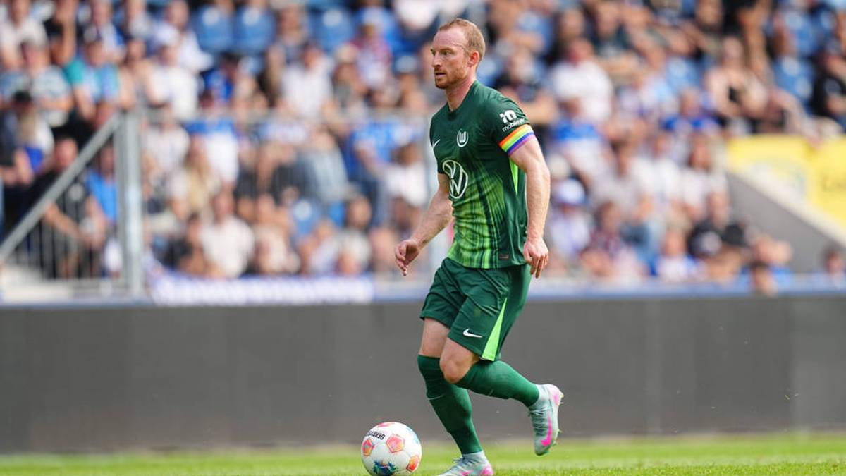 VfL Wolfsburg: Maximilian Arnold bleibt ebenfalls Mannschaftskapitän. Seit 14 Jahren läuft der 31-Jährige im Wolfsburger-Trikot auf und trägt seit 2022 die Kapitänsbinde.