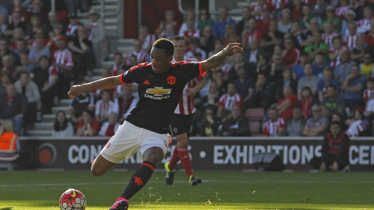 2015: ANTHONY MARTIAL (Manchester United) - Mit der gigantischen, zwischen 50 und 80 Millionen Euro liegenden Ablösesumme, die Manchester an Monaco zahlte, bekam Anthony Martial gehörig Druck. Davon ließ sich der französische Angreifer allerdings nicht beeindrucken. Die Journalisten quittierten seine starken Leistungen mit dem begehrten Golden Boy. Mittlerweile schwächelt Martial bei den Red Devils allerdings ein wenig