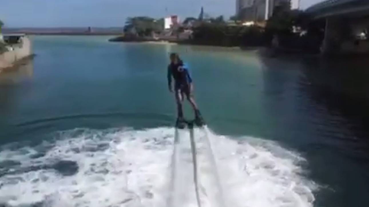 David Luiz schwebt über dem Wasser