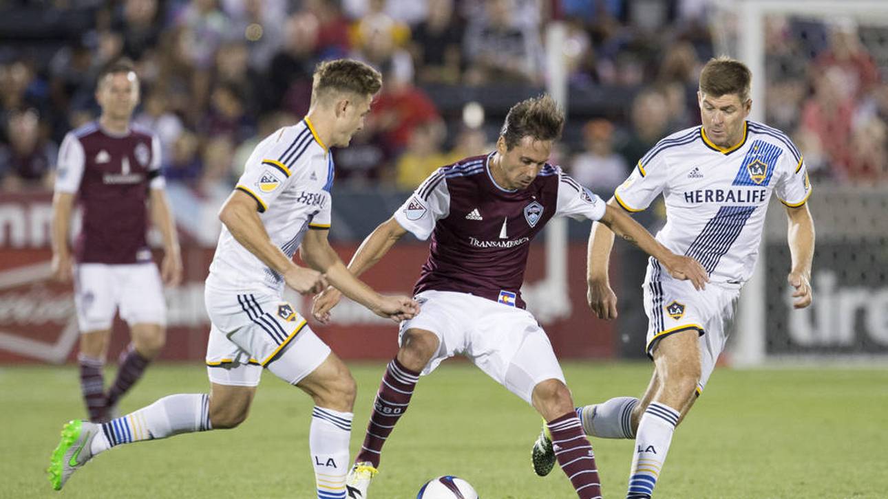 Robbie Rogers (links), der sich 2013 als schwul outete, spielte 2015 gemeinsam mit Steven Gerrard für die LA Galaxy