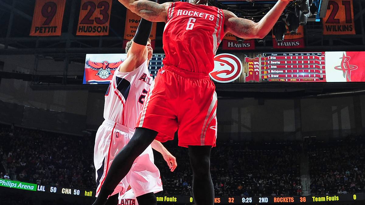 Terrence Jones fliegt aber auch ganz ansehnlich. Houston führt lange Zeit recht komfortabel