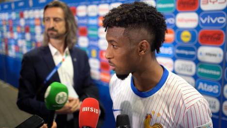 Kingsley Coman steht nach dem EM-Spiel gegen die Niederlande Rede und Antwort. Plötzlich wird er von einem englischen Reporter zu Harry Kane befragt. Der Franzose schwärmt.