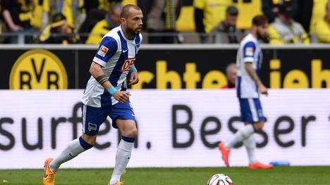 Nach der Entlassung von Alfred Schreuder wird der ehemalige Bundesligaspieler John Heitinga Ajax Amsterdam als Interimstrainer betreuen. Der 39-Jährige spielte früher in der Bundesliga.