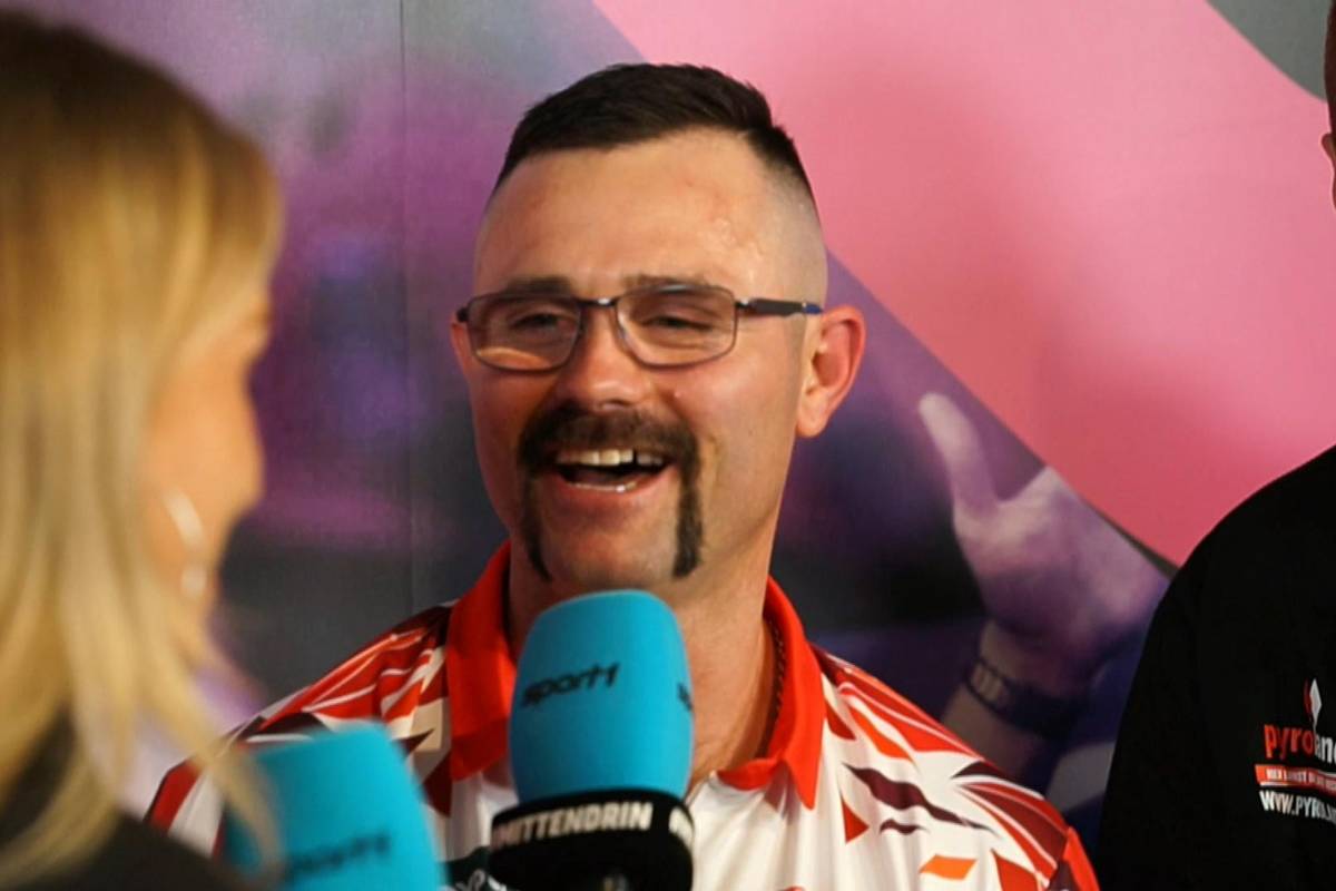 Damon Heta verpasst bei der Darts-WM gegen Connor Scutt im letzten Leg den 9-Darter. Anschließend reagiert der Australier im Sport1-Interview mit viel Humor auf diese Situation.