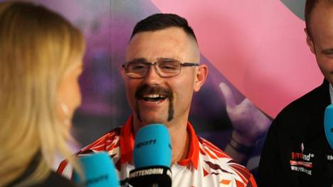 Damon Heta verpasst bei der Darts-WM gegen Connor Scutt im letzten Leg den 9-Darter. Anschließend reagiert der Australier im Sport1-Interview mit viel Humor auf diese Situation.