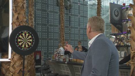 Stefan Effenberg war ein sehr guter Fußballer, ist er auch ein guter Darts-Spieler? Das zeigt er im WM Doppelpass. Alle Sessions der Darts-WM LIVE auf SPORT1 im Free-TV.