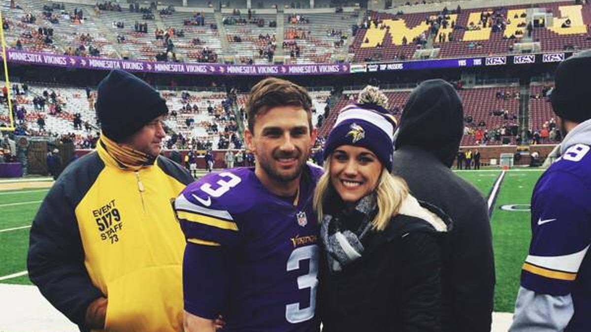 Wer sagt denn, dass NFL-Kicker keine mediale Aufmerksamkeit bekommen? Fernsehmoderatorin Sarah Chaffee hat sich offensichtlich in Blair Walsh verliebt. Sportlich läuft's für ihren Liebling zur Zeit allerdings nicht rund: Erst entließen ihn die Minnesota Vikings, dann kam er bei den Seahawks unter, im Anschluss bei den Atlanta Falcons. Momentan ist er Free Agent