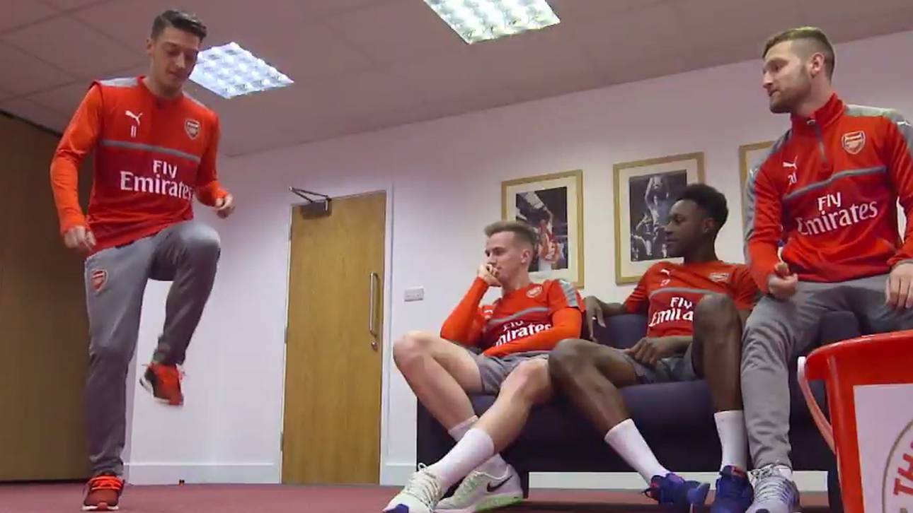 Wahnsinn! Özil zaubert mit Münze