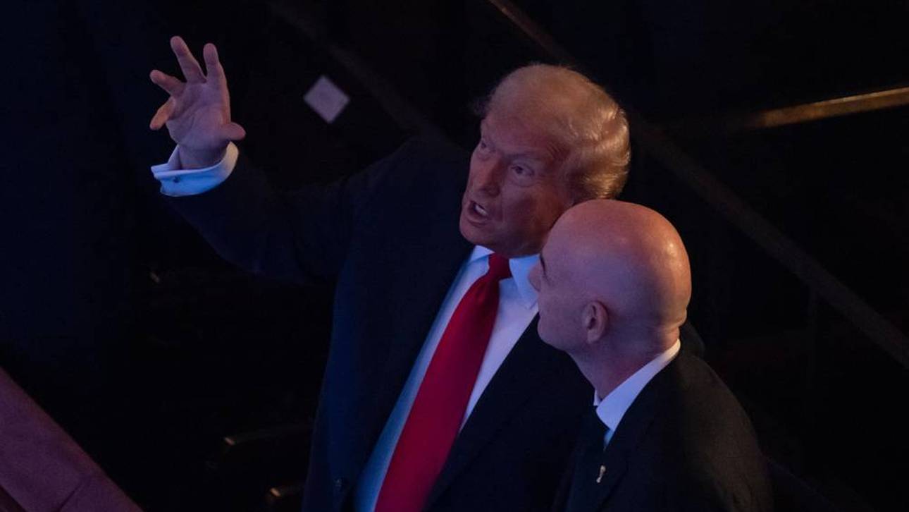 Donald Trump (l.) im Gespräch mit Gianni Infantino