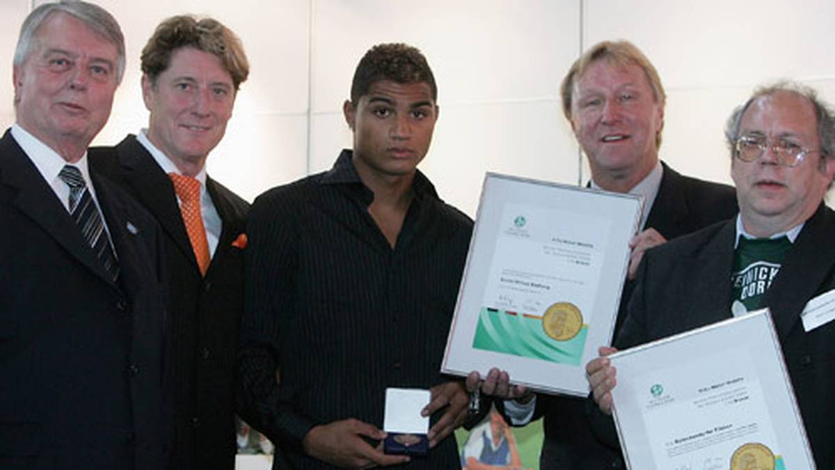 Ein Jahr später wird der damalige Herthaner Kevin-Prince Boateng (M.) gekürt - mit Gold, nachdem er 2005 noch hinter Kruska und Sören Halfar (Hannover 96) drittbester Nachwuchsspieler wird. Kurios: Er ist einer der wenigen Gewinner, die nie ein A-Länderspiel bestritten haben. Boateng entschied sich für Ghana
                  
                  
                  
                  
                  