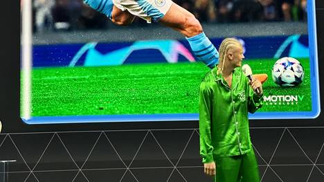 Mit geflochtenen Zöpfen und im grünen Schlafanzug zeigte sich Erling Haaland Donnerstag in Amstersam bei der Vorstellung vom neuen EA SPORTS FC.
