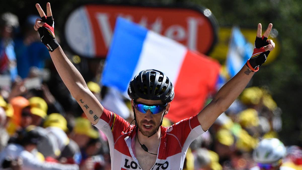 An der Spitze des Feldes radeln nur noch drei Athleten: Die Belgier De Gendt und Pauwels sowie der Spanier Daniel Navarro, von denen sich De Gendt entscheidend absetzen kann und zum Tagessieg auch noch das gepunktete Trikot für den besten Kletterer sichert