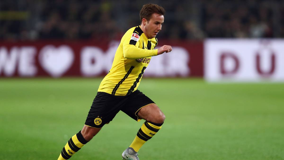 MARIO GÖTZE (Nike, 1,5 Millionen Euro pro Jahr): Götze verdient zwar nicht die größte Summe, sorgte aber trotzdem für Aufreger. Bei seiner Vorstellung in München verärgerte Götze den Bayern-Ausrüster Adidas, weil er in einem Nike-T-Shirt kam, auf dem das Logo riesig abgebildet war