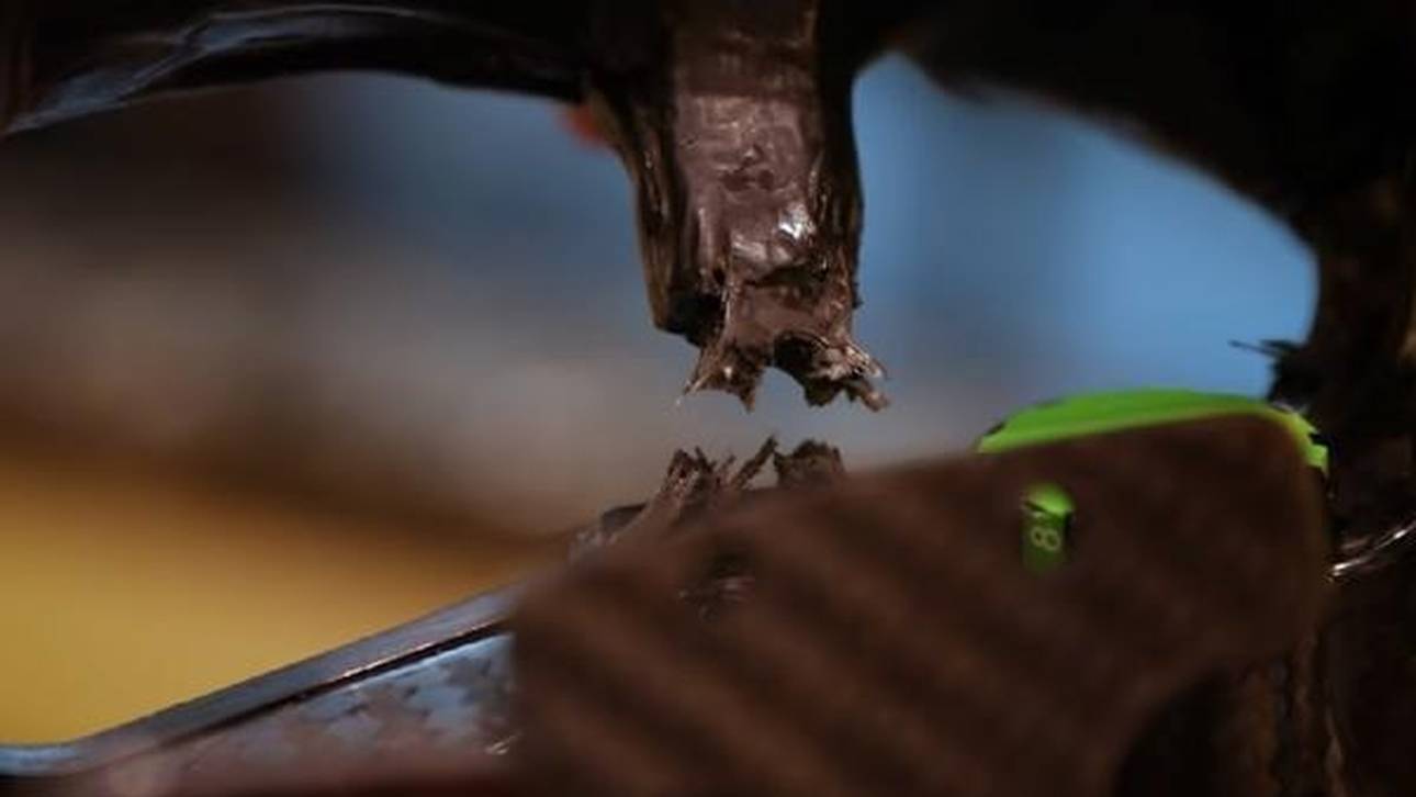 Alonso zerstört Lenkrad mit Beinen