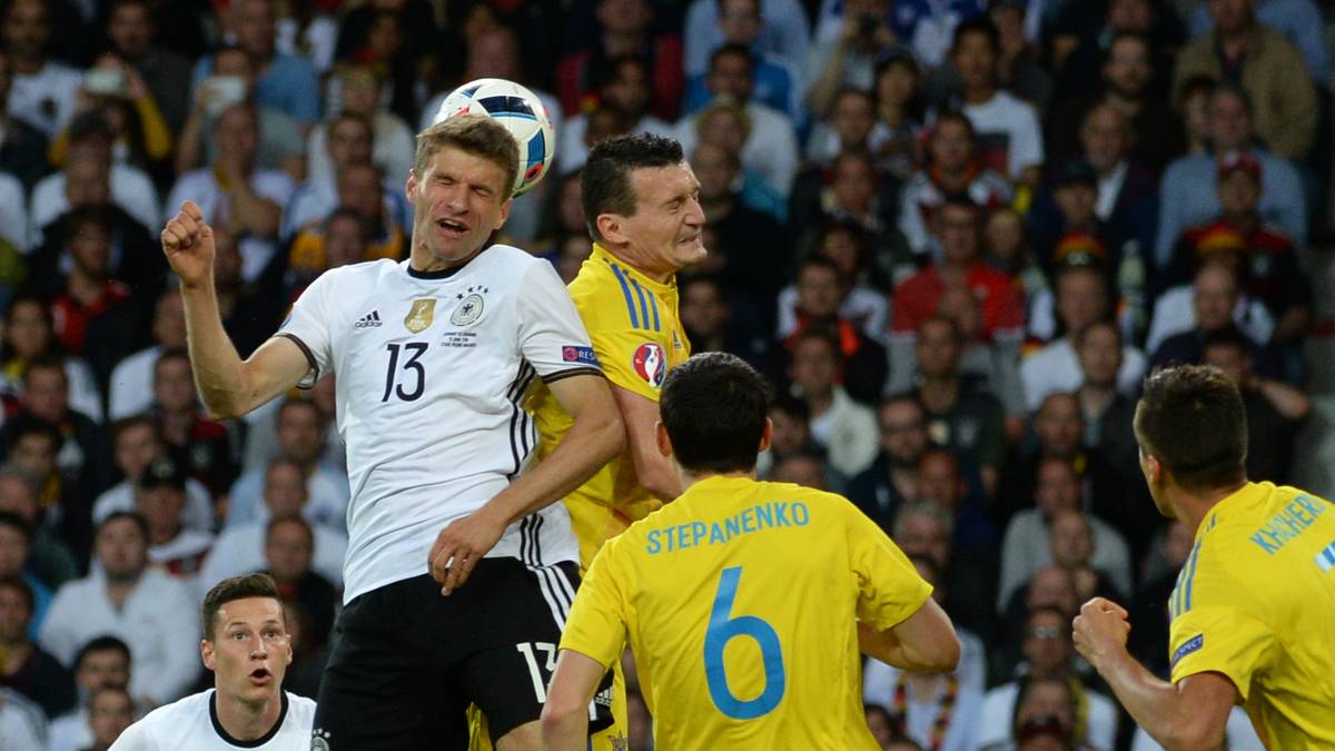 Relativ unauffällig. Verstolperte eine gute Gelegenheit gegen Ende der ersten Halbzeit. Rieb sich auf, aber war kaum zu sehen. Das ist nicht der Müller, den das DFB-Team kennt und braucht. Im zweiten Durchgang mit einem Schuss und einem guten Pass auf den eingewechselten Schürrle. SPORT1-Note 4