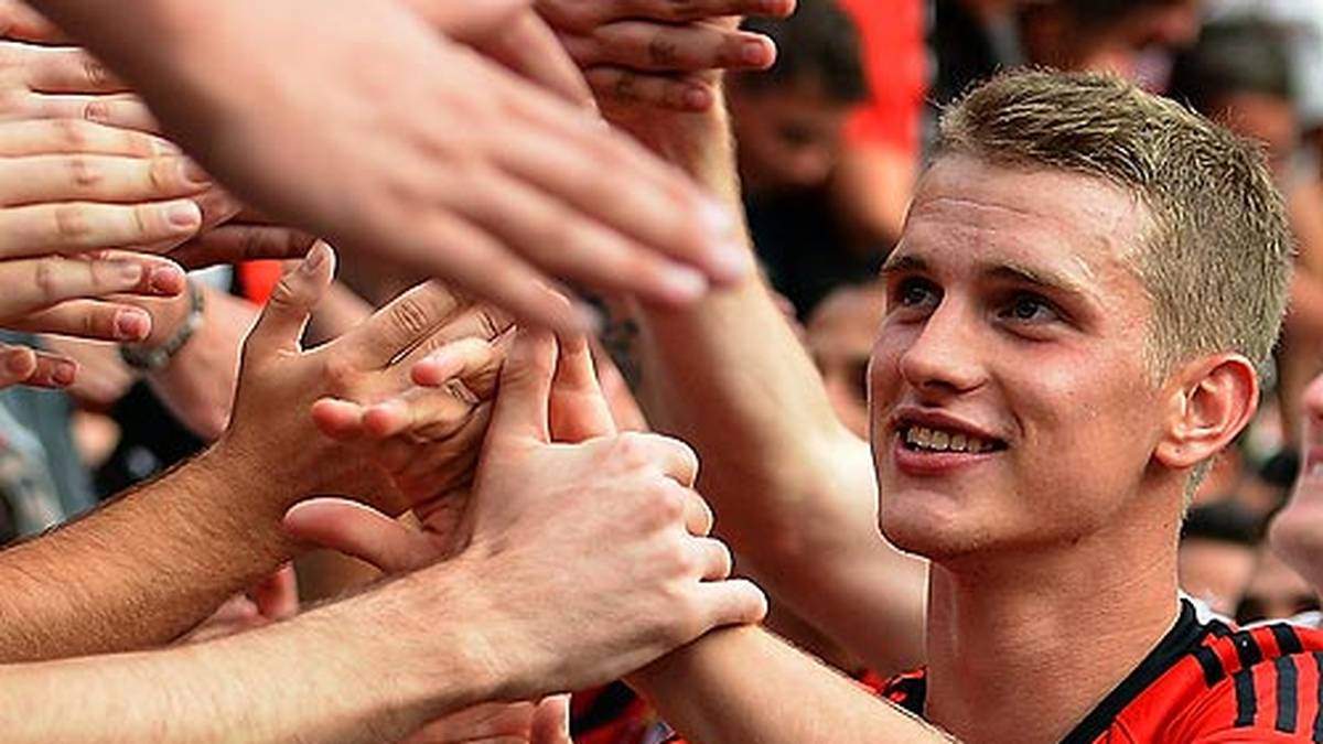 Die Bender-Zwillinge sind als Vorzeige-Talente aus der Kaderschmiede von 1860 München natürlich auch ausgezeichnet worden. 2006 werden die Zwillinge Erster bzw. Dritter in der Kategorie U17. Der heutige Leverkusener Lars gewinnt die Wahl
                  
                  
                  
                  
                  