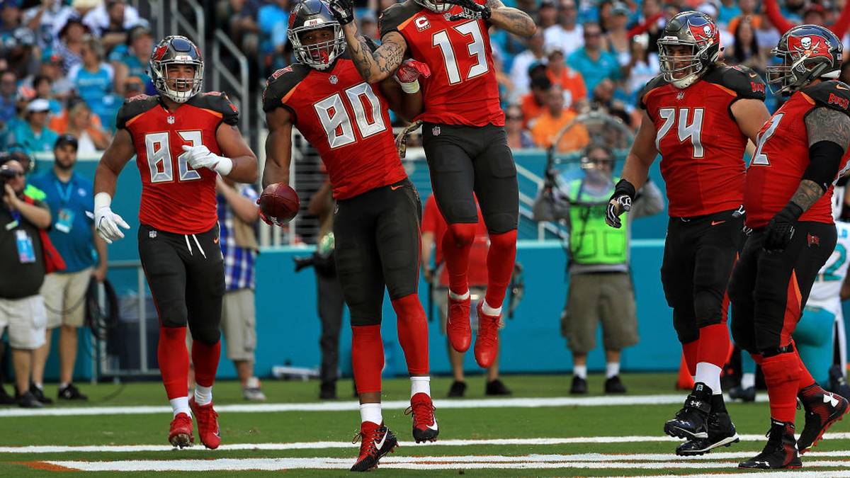 Mit Mike Evans (M.), Chris Godwin oder O.J. Howard könnte sich Brady kaum bessere Waffen wünschen. Wenn sogar Winston die NFL nach Passyards anführen kann, was wäre für TB12 möglich? Zudem ist die Defense ohne ständige Ballverluste des eigenen Angriffs nicht so schlecht