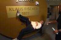 Klaus Fischer und sein Fallrückzieher sind vielen Fußballfans noch im Gedächtnis. Im Fantalk spielt er sein Tor des Jahrhunderts aus 1977 noch einmal nach.