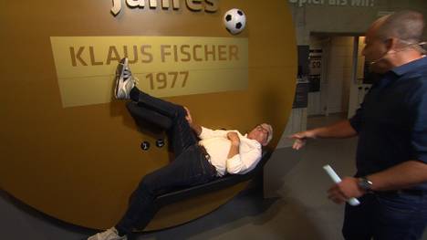 Klaus Fischer und sein Fallrückzieher sind vielen Fußballfans noch im Gedächtnis. Im Fantalk spielt er sein Tor des Jahrhunderts aus 1977 noch einmal nach.