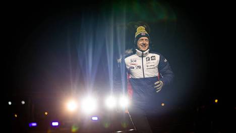 Johannes Thingnes Bö bei der Siegerehrung nach dem Gold mit Norwegens Mixed-Staffel