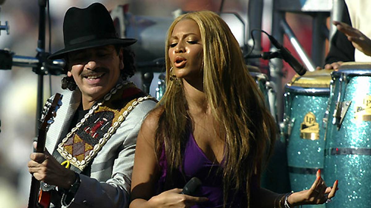 Die Schöne und der Gitarren-Gott: 2003 heizen Beyonce und Santana vor dem Spiel ein. Beyonce singt dann noch die Hymne