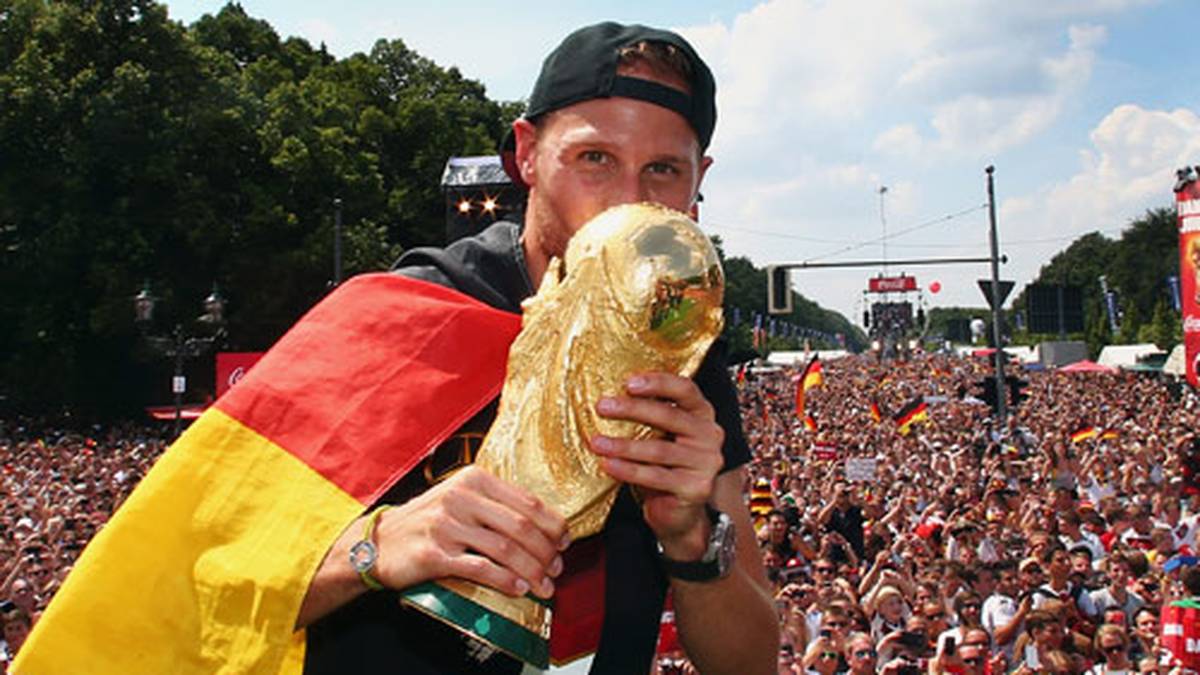 2007 gewinnt mit Benedikt Höwedes der erste aktuelle Weltmeister die Goldmedaille. In der Kategorie U19 setzt sich der Ur-Schalker vor Manuel Konrad und Jerome Boateng durch
                  
                  
                  
                  
                  