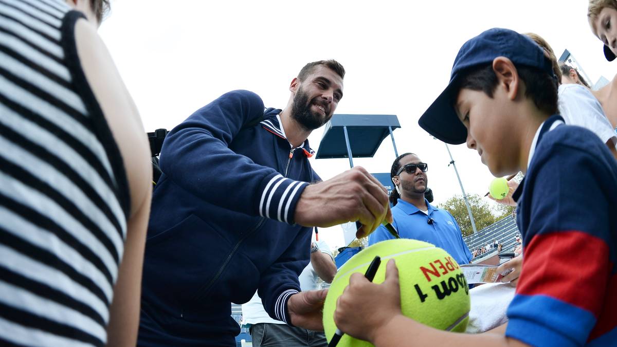 Der Franzose Paire setzt seinen Siegeszug in Flushing Meadows fort. Nach seinem Drei-Satz-Sieg gegen Robredo ist er auch noch beim Autogramme-Schreiben gefordert