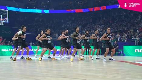 Neuseeland trifft im ersten Spiel der Basketball-WM auf die USA. Vor dem Spiel tanzt das Team den rituellen "Haka"-Tanz. 