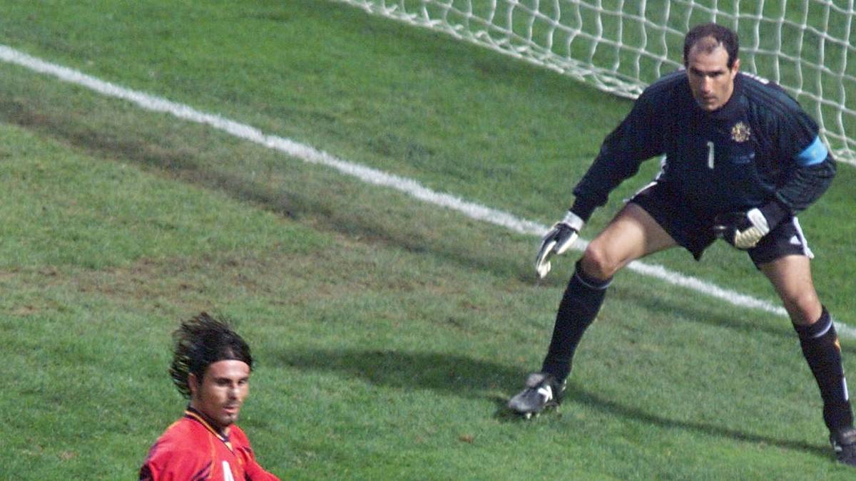 ANDONI ZUBIZARRETA (1986-1994): Der 1,88 Meter große Keeper war lange mit 126 Länderspielen für die Spanier der Rekordnationalspieler der "Seleccion". Barca verpflichtete ihn 1984 für 1,7 Millionen Euro. Mehr war zuvor in Spanien noch nicht für einen Schlussmann bezahlt worden