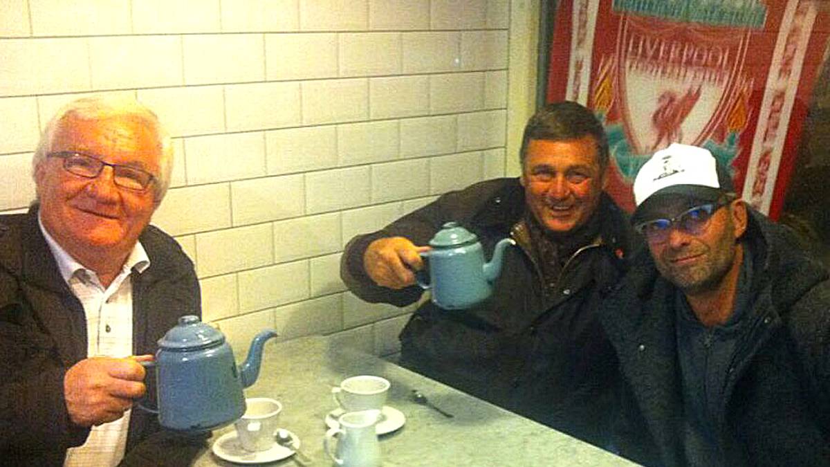 Und dann geht es doch wieder auf Tuchfühlung mit der Bevölkerung - it's Teamtime, möchte man sagen, als sich Klopp im Künstlerviertel "TheQuarter Liverpool" eine schöne Kanne Earl Grey gönnt  
