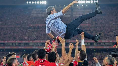 Athletic Bilbao feiert den Titel - und seinen Trainer