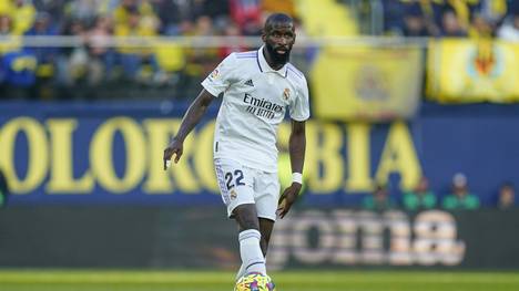 Antonio Rüdiger steht im Supercopa-Endspiel gegen Barca neben sich. Der deutsche Nationalspieler wird von der spanischen Presse hart kritisiert - und teilweise sogar verspottet.