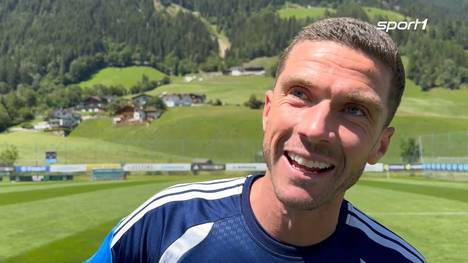 Robin Gosens zieht ein Fazit nach seinen ersten Tagen bei Schalke. Dabei schwärmt er vom Zusammenhalt im Team.