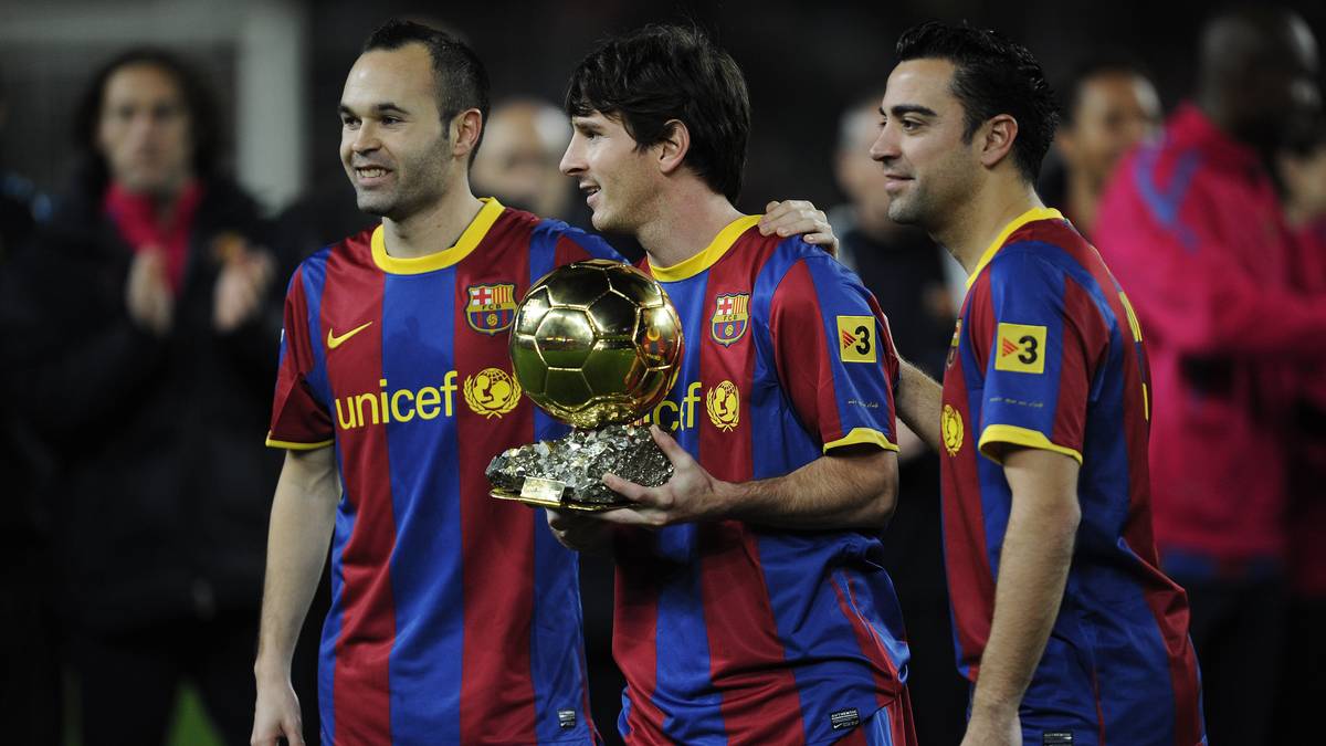 Lionel Messi in erfolgreicheren Tagen mit Iniesta (l.) und Xavi (r.). Er präsentiert im Januar 2011 den Ballon d´Or 
