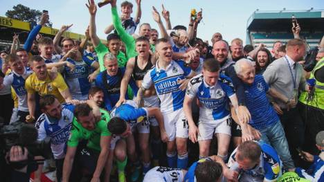 Die Bristol Rovers haben im letzten Spiel der Saison eine Tordifferenz von sieben Toren aufgeholt und sich noch den aufstiegsberechtigten dritten Tabellenplatz gesichert. 