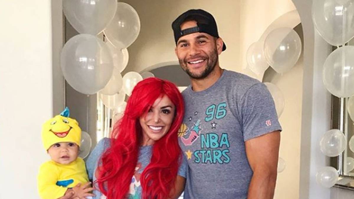 Zusammen haben die beiden zwei Töchter und einen Sohn Da muss man sich auch manchmal dem Meerjungfrauen-Motto beugen. Moore macht immerhin mit einem bunt bedruckten T-Shirt mit