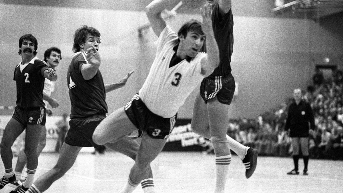 1978: Beim ersten von vier Titeln in Serie hat der TV Großwallstadt zwar das um vier Tore schlechtere Trefferverhältnis, landet dennoch mit 43:9 Punkten einen Zähler vor dem VfL Gummersbach (42:10). Joachim Deckarm (2. v. li.) und Heiner Brand (l.) sind geschlagen