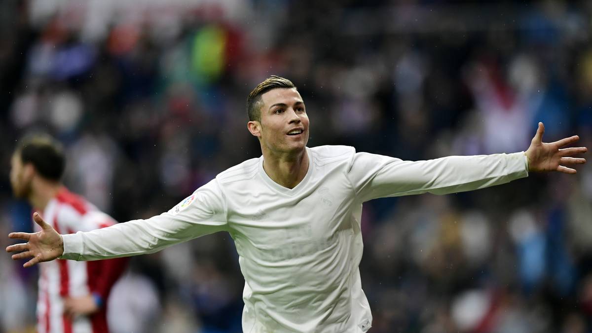 PLATZ 14 - CRISTIANO RONALDO (620 Millionen Dollar): Im ewigen Kampf mit Lionel Messi hat Cristiano Ronaldo in diesem Fall die Nase vorn. Der Portugiese unterschrieb zuletzt einen offenbar lebenslangen, 24 Millionen schweren Vertrag mit Nike. Sein neues Arbeitspapier bei Real macht ihn zum bestbezahlten Fußballer der Welt