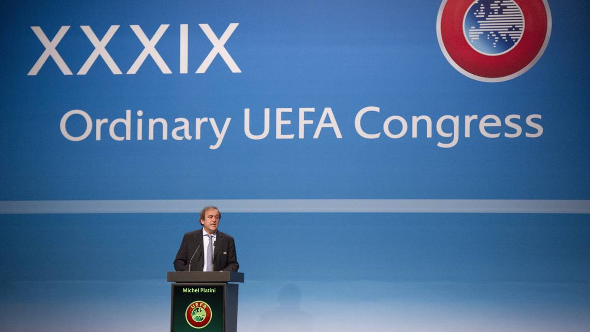 Im April wurde Platini zum dritten Mal zum UEFA-Präsidenten gewählt. Den FIFA-Thron hatte er ebenso im Blick: Er brach mit seinem langjährigen Verbündeten Blatter, wollte ihn beerben