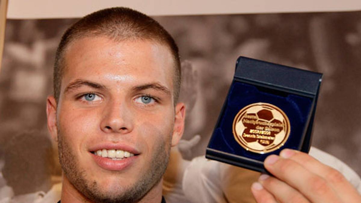 Im Jahr 2008 freut sich der heutige Hamburger Dennis Diekmeier über die Goldmedaille in der Kategorie U19
                  
                  
                  
                  
                  