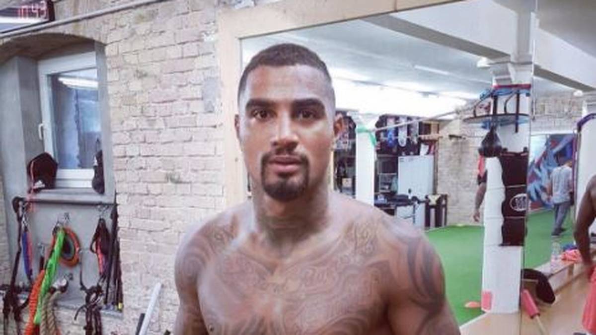 Auch Kevin-Prince Boateng stellt seinen Körper und seine Tattoos gerne zur Schau. Arme und Oberkörper, sogar der Hals des Profis von US Sassuolo, sind nahezu komplett mit verschiedenen Motiven verziert