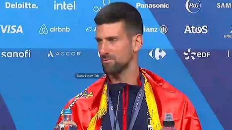 Nach seinem olympischen Gold spricht Tennis-Star Novak Djokovic auf der Pressekonferenz über die Bedeutung des Edelmetalls für ihn und lobt Finalgegner Carlos Alcaraz.